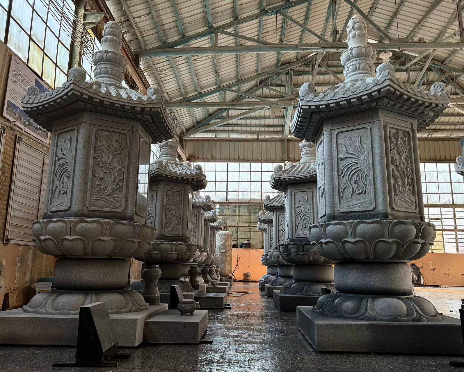 Interning av hantverk och gravering av evigheten - Xingyan Stone Carving Factory slutför anpassat familjen gravstenprojekt