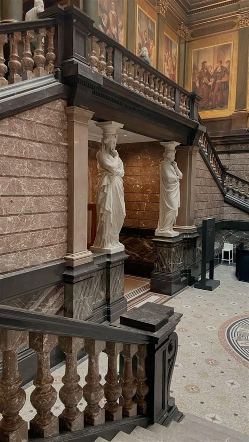 Djup dekoration tar dig in i europeisk arkitektur