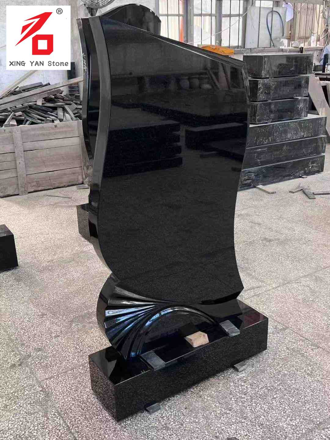 Svart formad konstnärlig gravsten