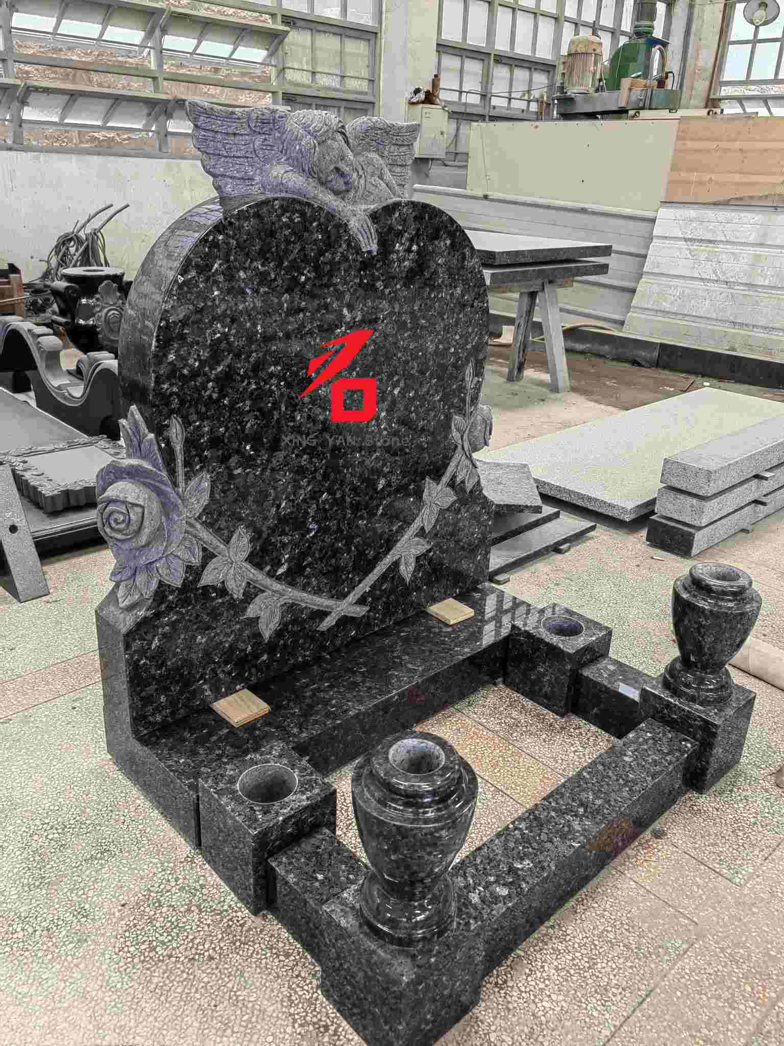 Blå pärlgranit hjärtformad ängelminnesgravsten