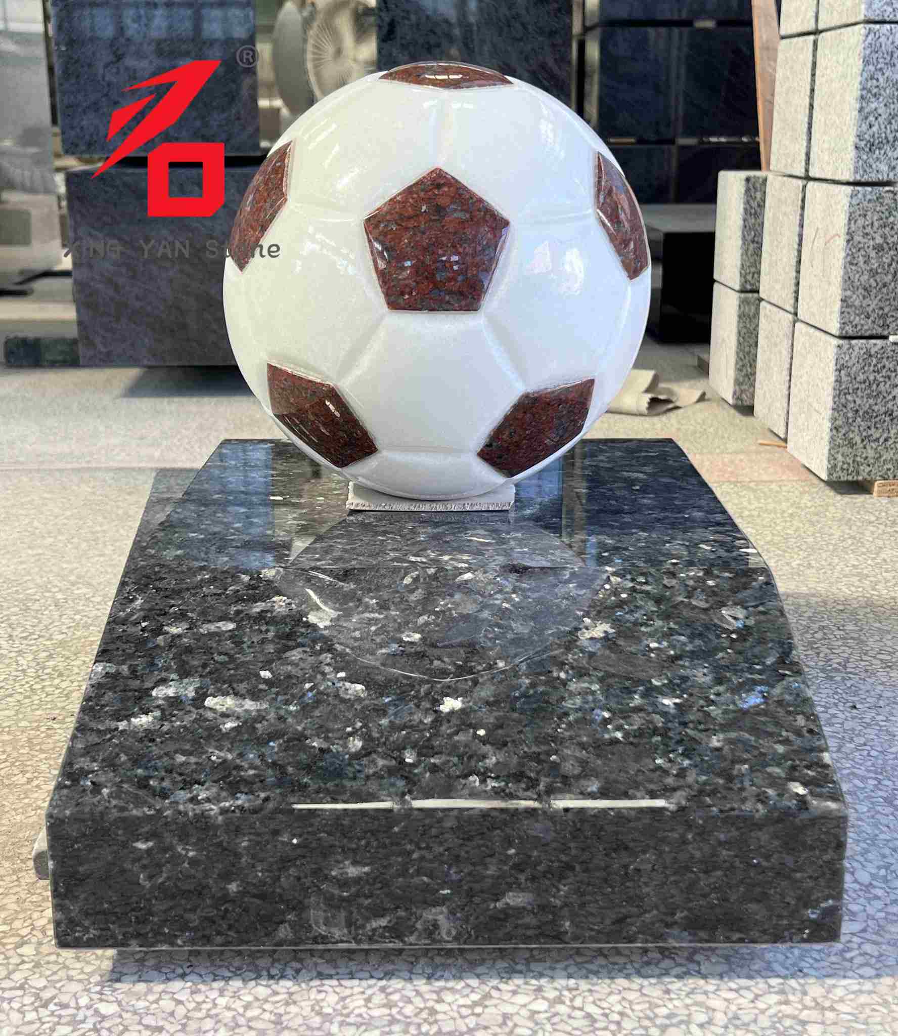 Fotbollsformad granit konstskulptur