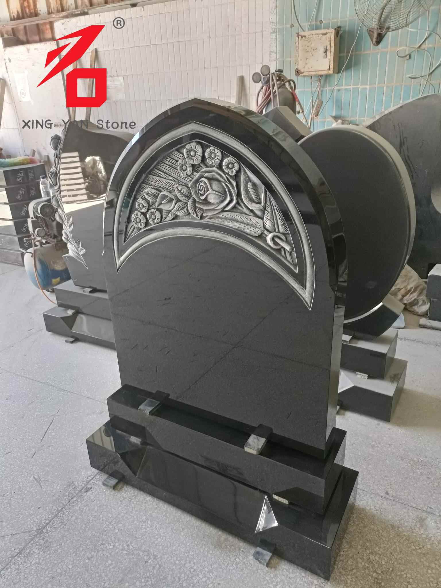 Rosenskuren gravsten, bågformad gravsten i svart granit